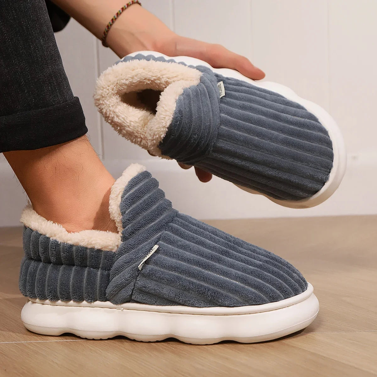 Žieminės Šlepetės Unisex - Šiltos Pliušinės su Kailiuku - Neslystančios - Vyrams Moterims