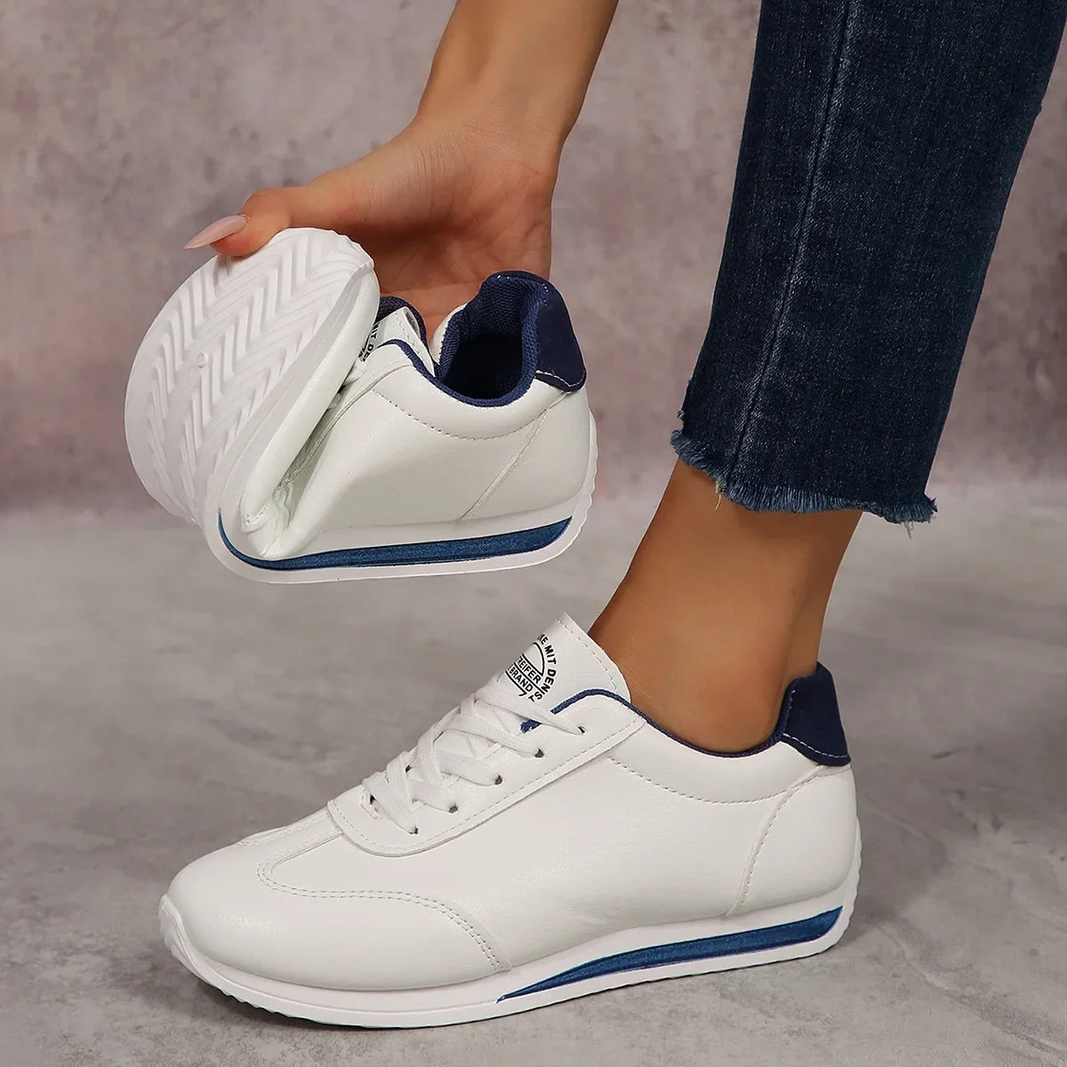 Moteriški Sportiniai Batai Dideliems Dydžiams - Odos Paviršius su Kontrastingomis Spalvomis